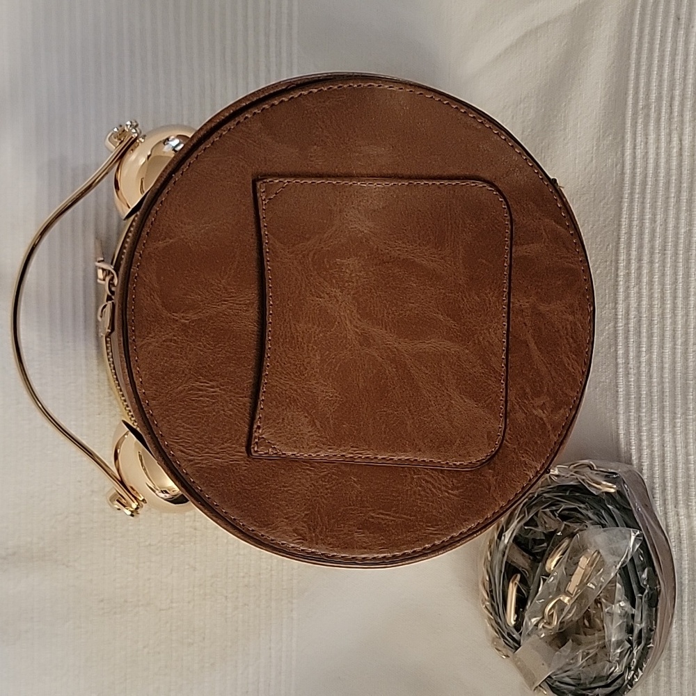 novelty clock-shaped‎ handbag that features a real, working quartz clock face. - Picture 3 of 7